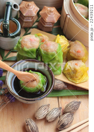 Chinese steamed dumpling and hot tea delicious. 22439211