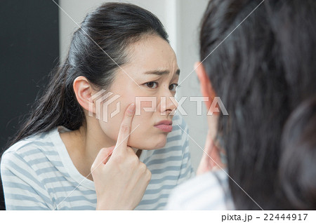 鏡を見て悩む女性 鏡を見て悩む女性 22444917