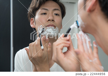 髭を剃る男性 22444956