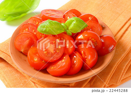 Halved cherry tomatoes 22445288