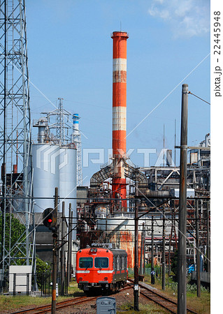 工場背景に走る岳南電車 工場背景に走る岳南電車 22445948
