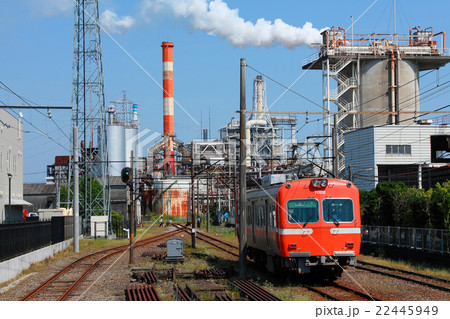 工場背景に走る岳南電車 22445949