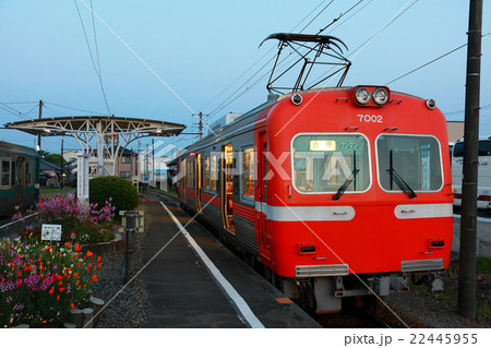 岳南江尾駅に停車中の岳南電車 22445955