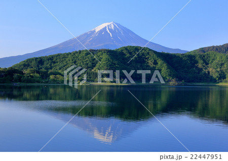 早朝の河口湖から富士を望む 早朝の河口湖から富士を望む 22447951