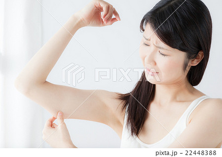 二の腕 腕 つまむ 女性 ピンチ の写真素材 2244