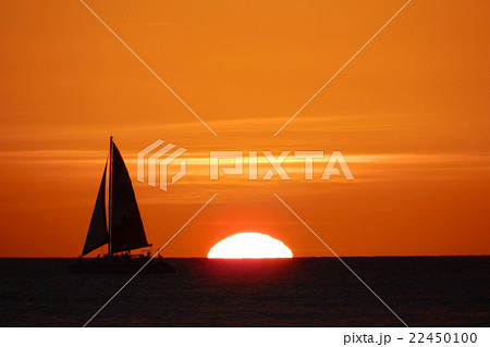 ハワイのワイキキビーチで撮影した夕日 ハワイのワイキキビーチで撮影した夕日 22450100
