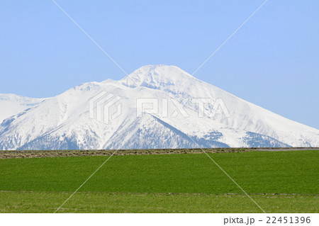 北海道美瑛の丘と大雪山系 22451396