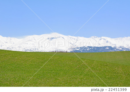 北海道美瑛の丘と大雪山系 22451399