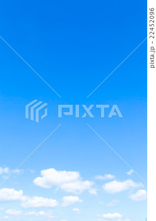 空　雲　コピースペース　積雲　春の空　広いコピースペース 22452096