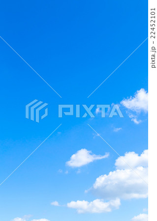 空　雲　コピースペース　積雲　春の空　広いコピースペース 22452101