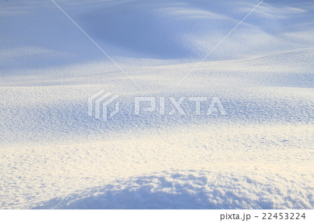 雪の質感とみずいろと白のグラデーション模様の雪原の背景素材 テクスチャーの写真素材