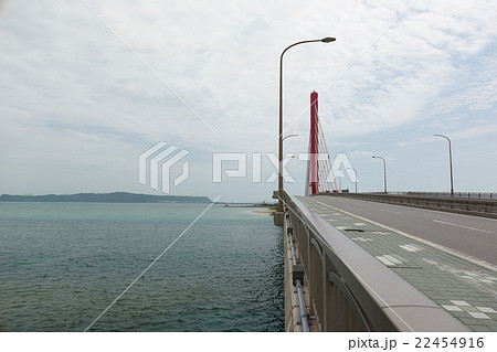 海中大橋から平安座島方面を望む、うるま市、沖縄 22454916