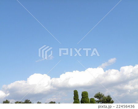 青空に白い雲 22456436