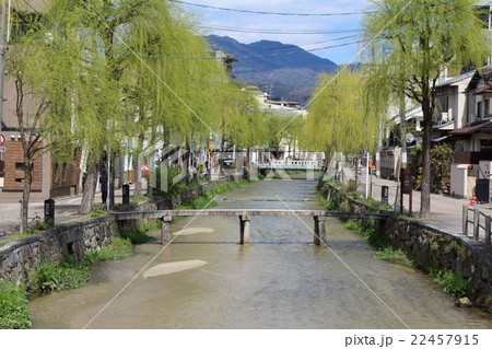 京都の知恩院前の一本橋の写真素材