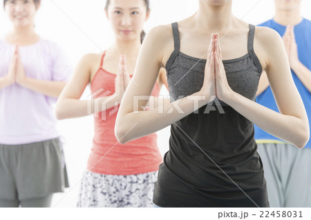 ヨガレッスン 22458031