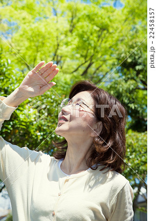 爽やかな新緑と女性シニア 爽やかな新緑と女性シニア 22458157