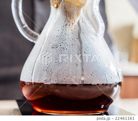 barista making coffee 22461161