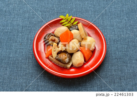 和食、野菜・根菜の煮物(里芋、椎茸、人参、レンコン)。 和食、野菜・根菜の煮物(里芋、椎茸、人参、レンコン)。 22461303