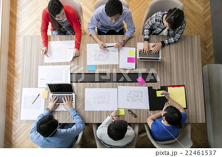 ミーティングをする男女 22461537