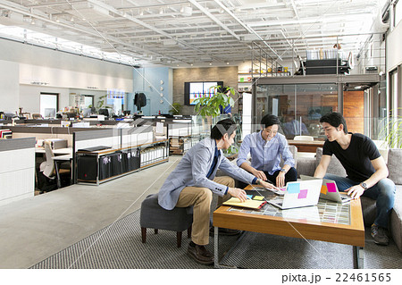 ミーティングをする男性 22461565
