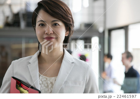 オフィスにいる女性 オフィスにいる女性 22461597