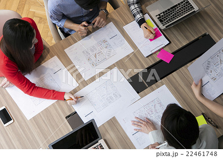 ミーティングをする男女 22461748
