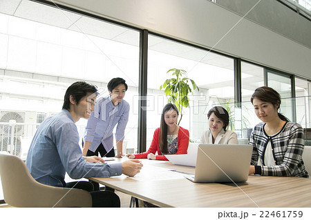 ミーティングをする男女 ミーティングをする男女 22461759