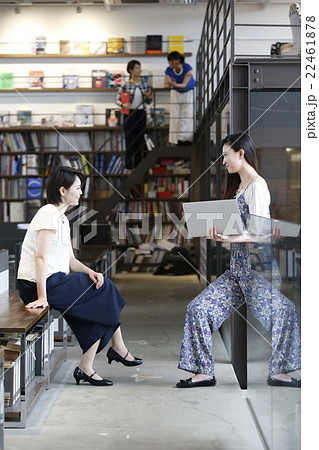 PCを持って話す女性達 22461878