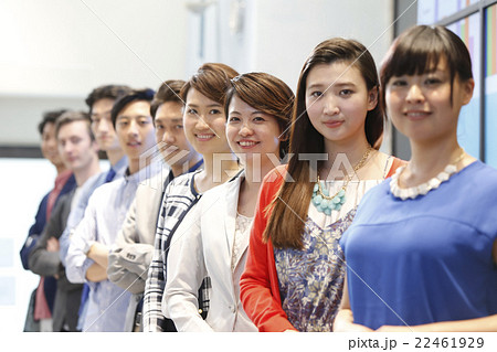 集まる社員 22461929