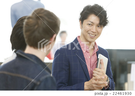 ミーティングする男性 22461930