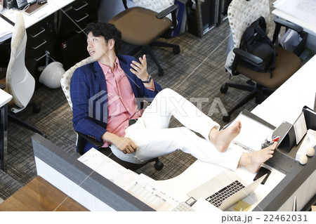 休憩中の男性 22462031