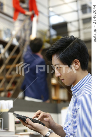 計算機を使う男性 計算機を使う男性 22462044