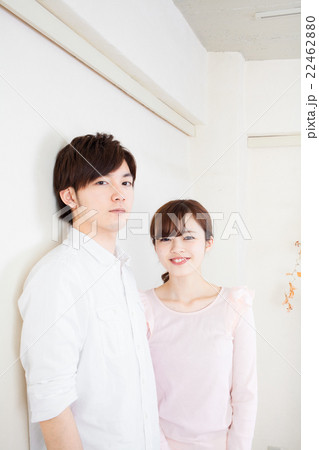 若い男女二人 22462880