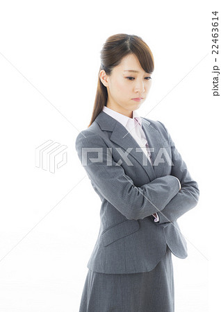 悩む新入社員 22463614