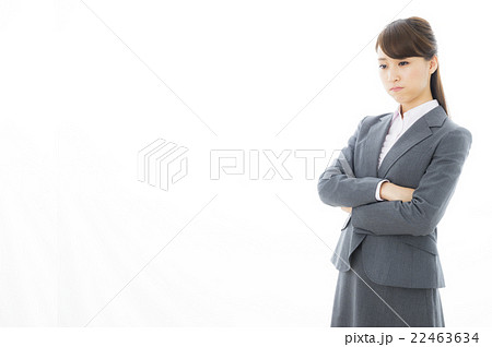 悩む新入社員 22463634