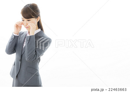 悩む新入社員 22463663