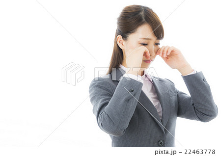 悩む新入社員 22463778