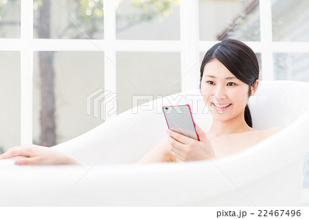 バスタブでリラックスする女性 22467496