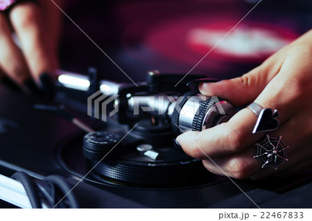 DJ Tunging the turntable tone arm 22467833