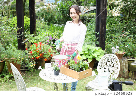 庭仕事をする女性 22469928