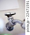洗濯機につながる水道の蛇口 22471591