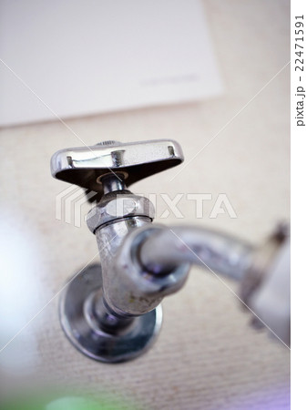 洗濯機につながる水道の蛇口 洗濯機につながる水道の蛇口 22471591
