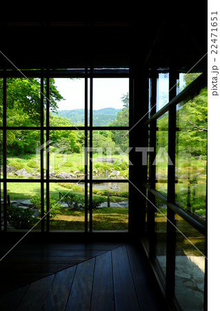 無鄰菴窓ガラス越しの景 22471651