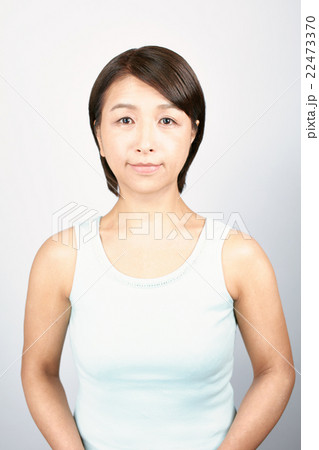 肌の綺麗なミドル女性 22473370