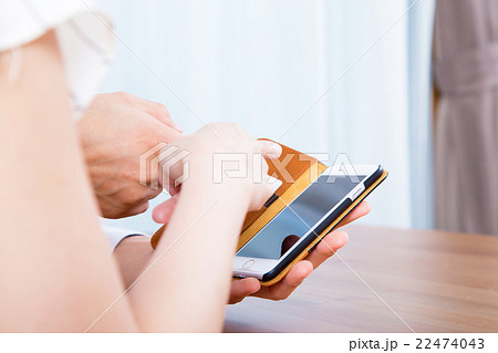 手元 スマホをいじる手元 スマートフォンを操作する手元 手元 スマホをいじる手元 スマートフォンを操作する手元 22474043
