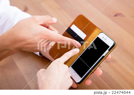 手元 スマホをいじる手元 スマートフォンを操作する手元 手元 スマホをいじる手元 スマートフォンを操作する手元 22474044
