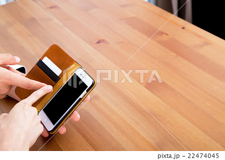 手元　スマホをいじる手元　スマートフォンを操作する手元 22474045