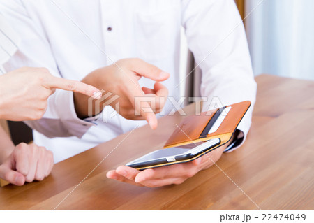 手元　スマホをいじる手元　スマートフォンを操作する手元 22474049