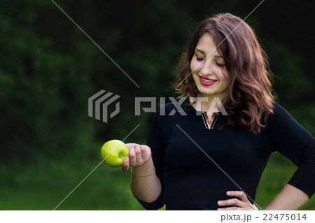 beautiful girl holding a green apple 22475014