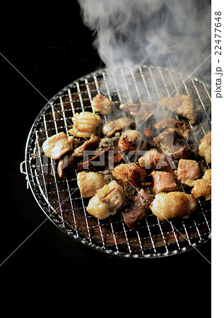 網の上で焼肉ホルモンを焼く1 網の上で焼肉ホルモンを焼く1 22477648
